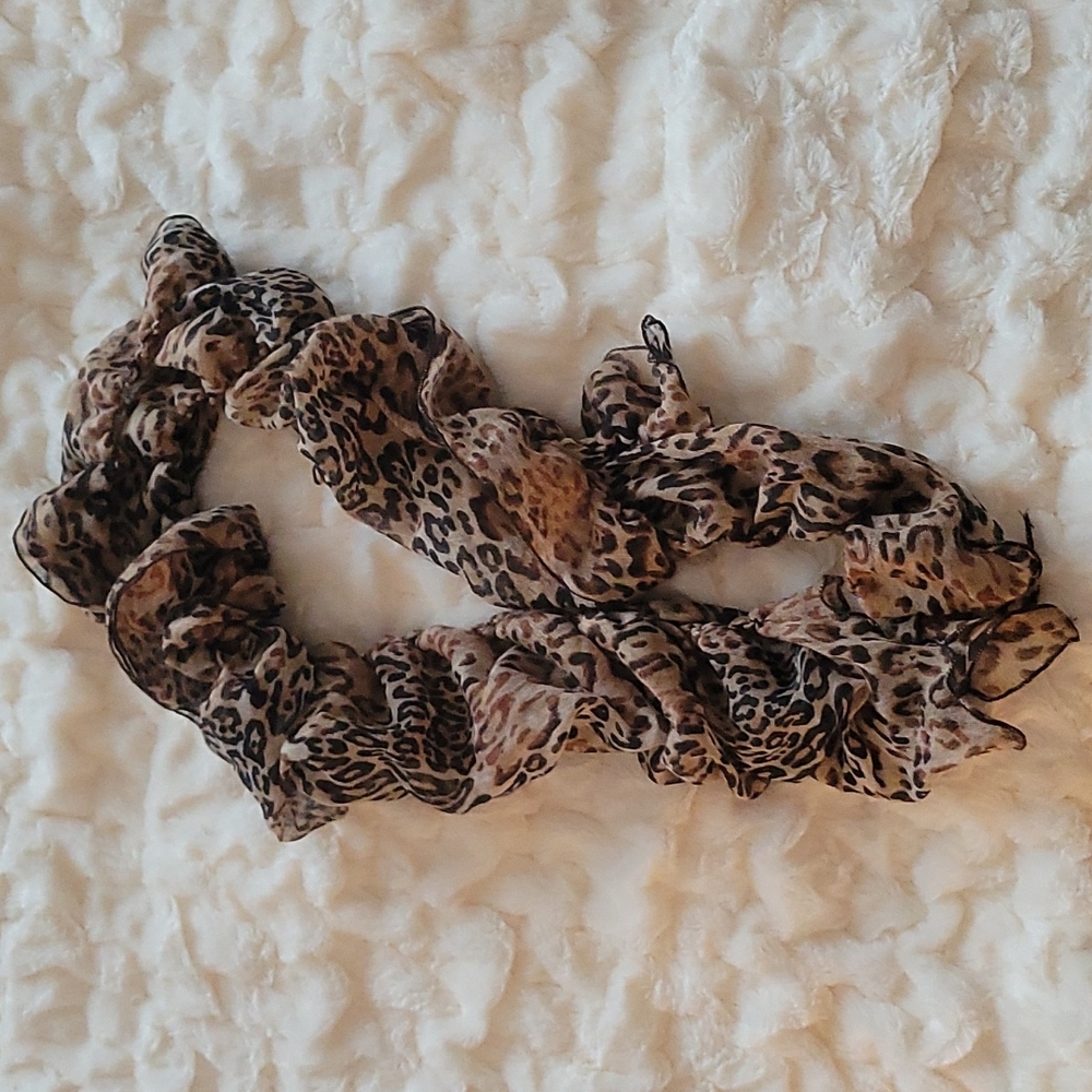 Leopard Scarf - Picture 2 of 3